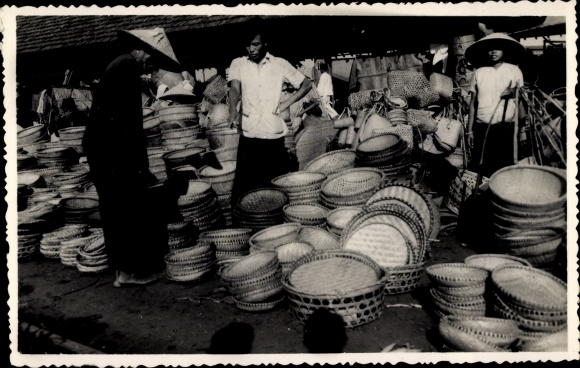 Photo Vietnam, lot at the market, market scene, trade, baskets, market stall