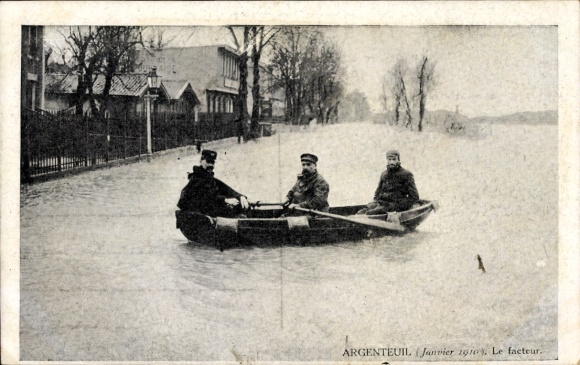 Ak Argenteuil Val d'Oise, der Postbote bei der Seine Überschwemmung im Januar 1910