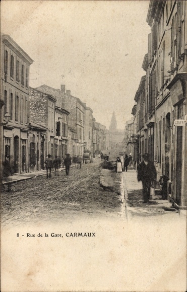 Postcard Carmaux Tarn, street with houses, people, horse and carriage, inscription: Rue de la Gare