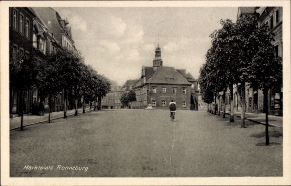 Ak Ronneburg in Thüringen, marktpleinarchitectuur, bomen, fietsers