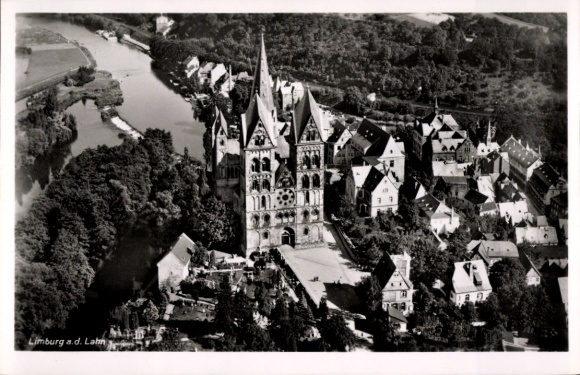 Ak Limburg an der Lahn, Luftaufnahme von Limburg,  Architektur, grünes Ufer, Fluss