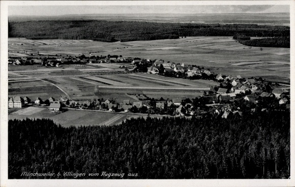Ak Mönchweiler im Schwarzwald, Luftaufnahme eines Dorfes, Felder, Hügel, Wohngebäude