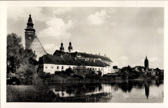 Ak Telč Teltsch Region Hochland, Historische Gebäude, Wasserturm, Fluss, Landschaft
