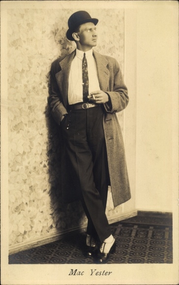 KP Aktor Mac Yester, portret, płaszcz, kapelusz, papieros