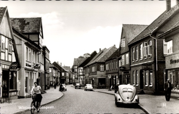 Ak Wittingen in Niedersachsen, Straße mit Häusern, Fahrradfahrer, Autos, Schwarz-Weiß-Bild