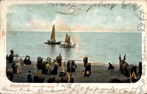 Ak Westerland auf Sylt, Sonnenuntergang, Boote auf dem Wasser, Strand mit Menschen, Frachtkörbe