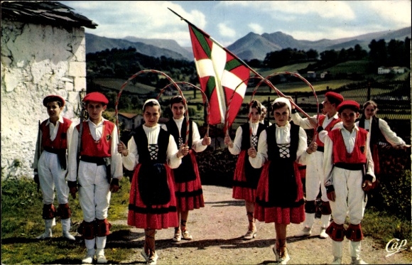 KP Saint Jean Pied de Port Pyrénées Atlantiques, tancerze w tradycyjnych strojach baskijskich