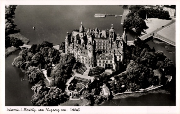 Postcard Schwerin Mecklenburg, aerial photograph of the castle