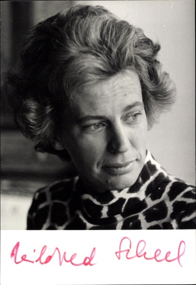 PC doctor Mildred Scheel, autograph
