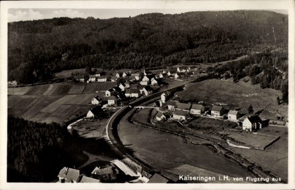 Ak Kaiseringen Straßberg im Zollernalbkreis, Luftbild, Ansicht vom Flugzeug, Wohnhäuser, Landscha