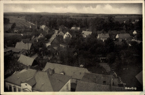 Ak Gaußig in Oberlausitz, luchtfoto van het dorp met veel bomen, huizen, landelijk landschap