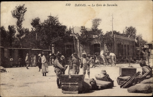 Postcard Damas Syria, La Gare de Baramke, party at the train station, weapons and soldiers