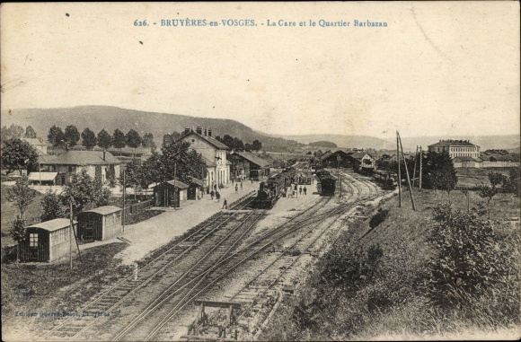 Postcard Bruyeres en Vosges Lothringen Vosges, La Gare et le Quartier Barbazan, Bahnhof, Gleisseite