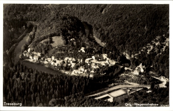 Ak Treseburg Thale im Harz, Luftaufnahme von  umgeben von Wäldern, schwarzer Hintergrund