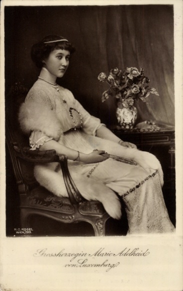 Postcard Grand Duchess Marie Adelheid of Luxembourg, seated portrait