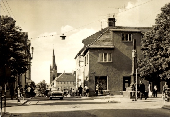 Ak Leisnig in Sachsen, Friedrich-Engels-Straße, Denkmal, Kirche