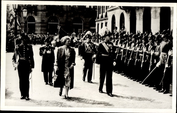 Postcard Amsterdam, Juliana of the Netherlands, visit of the Swedish Royal Family, guard of honor 1955