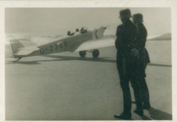Collective picture heroes of the air, series G picture 191, start of a Klemm machine D2366, air traffic control
