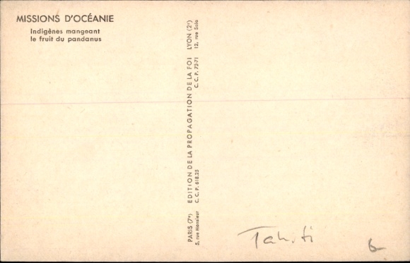 Postcard Oceania, Missions d'Oceanie, Indigenous mangeant le fruit du pandanus