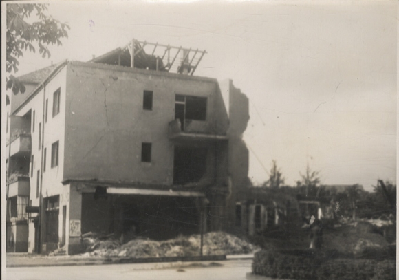 Original Fotos Berlin Tempelhof, zerstörtes Haus in der Attillastraße 10, um 1945/46, ca. 12x17 cm