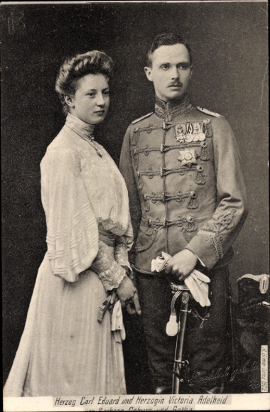 Ak Herzog Carl Eduard von Sachsen Coburg Gotha, Prinzessin Victoria Adelheid, Standportrait