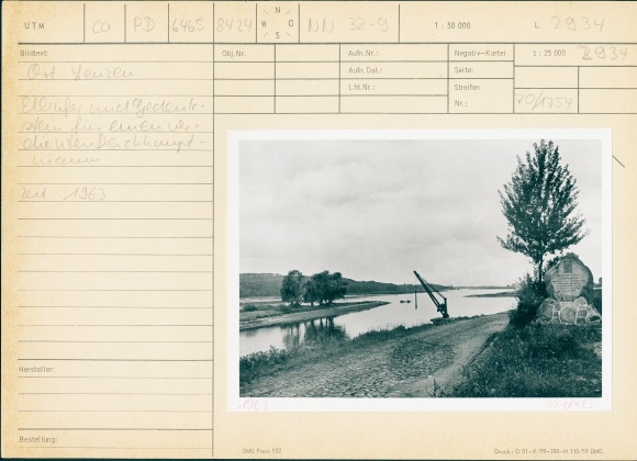 Photo Lenzen on the Elbe Prignitz, bank of the Elbe and memorial stone, 1963