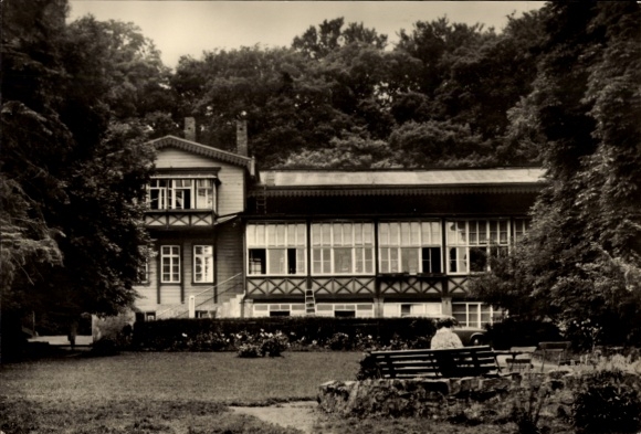 Postcard Bad Suderode Quedlinburg in the Harz Mountains, front view of a large wooden house, surrounded by trees and