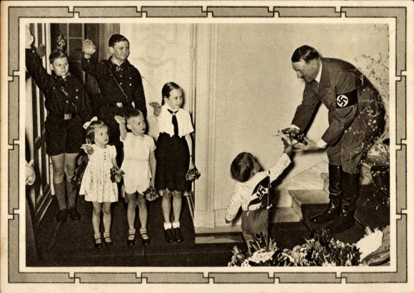 Ganzsachen Ak Kinder begrüßen Adolf Hitler, Blumenstrauß, Propaganda, Hitlerjugend, BDM