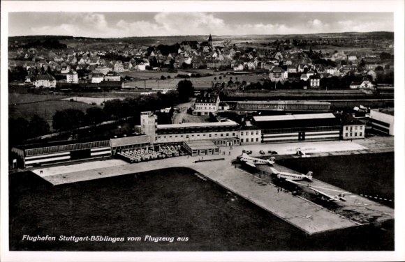 Ak Böblingen in Württemberg, Flughafen Stuttgart- Blick vom Flugzeug, Flughafenanlagen, Stadtansi