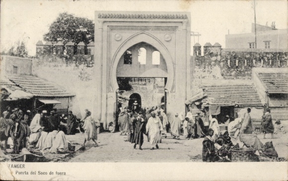 Ak Tanger Marokko, Markt mit Menschen, Tor, Geschäfte, traditionelle Kleidung, Tanger