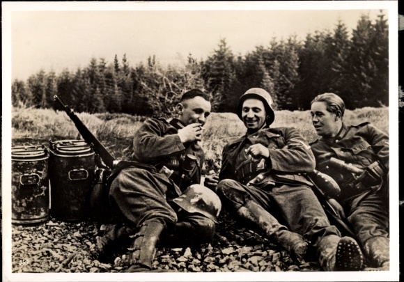 Photo Hoffmann, Heinrich, Cigarette break for the Essenholer, Wehrmacht soldiers, Dec. 1939
