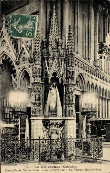 Ak La Delivrande Calvados, Kapelle Notre-Dame, Statue der Jungfrau, gotische Architektur, Kerzens