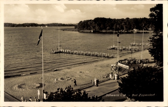 Ak Zippendorf Schwerin in Mecklenburg, Strandansicht, Steg im Wasser, Bäume, Sonnenschein, Mensch