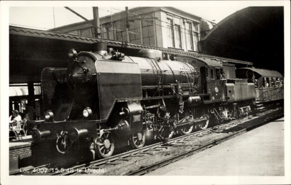 Postcard Utrecht, Loc 4002, steam locomotive in the station, Dutch Railways, 1948