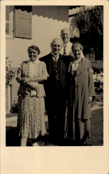 Photo Postcard Mittenwald in Upper Bavaria, 4 people standing in front of a house.
