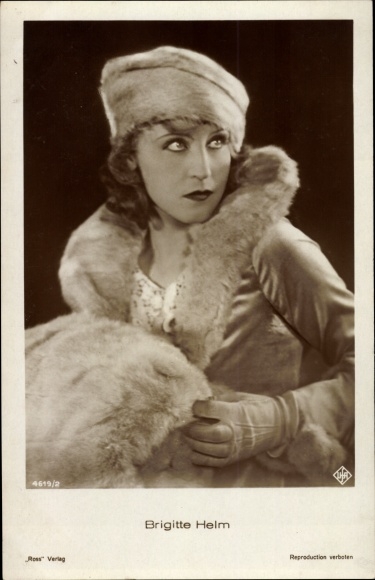 Postcard actress Brigitte Helm, known from Metropolis, portrait, fur hat, muff