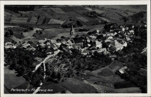 Postcard Perlesreut Lower Bavaria, aerial view of many houses, church, fields