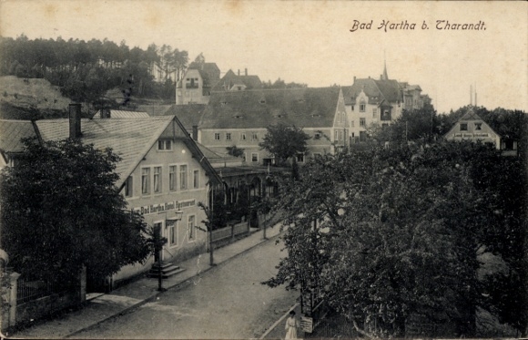 Ak Hartha Hintergersdorf Tharandt im Erzgebirge, Schwarz-Weiß-Foto, Gebäudefronten, Bäume, Straße