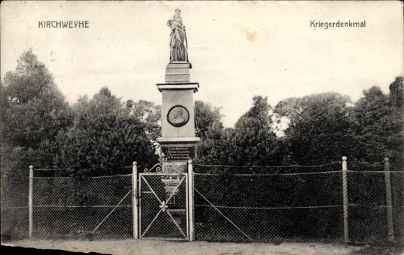 Ak Kirchweyhe Weyhe Niedersachsen, Kriegerdenkmal, umgeben von Bäumen, geschmückter Zaun