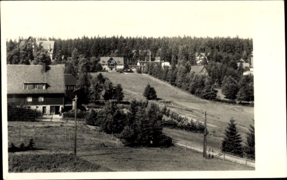 Ak Oberbärenburg Altenberg im Erzgebirge, Schöne Landschaft, Bäume, moderne Häuser, teils bewa...