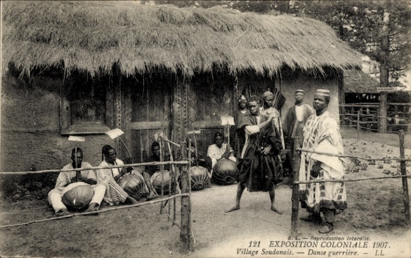 Ak Soudan Francais Mali, Koloniale tentoonstelling 1907, Soudan Village, Oorlogsachtige dans