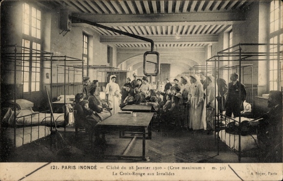 Postcard Paris VII, photo from January 28, 1910, Red Cross in the Invalides, hospital room, sisters
