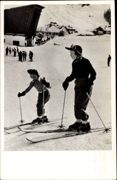 Postcard Dutch royal family, Princesses Beatrix and Irene skiing, St. Anton