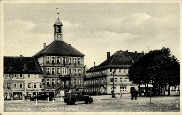 Ak Bischofswerda in Sachsen, Marktplatz, Rathaus, alte Autos, Menschen, Uhrturm