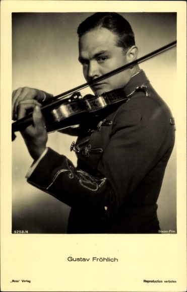 Ak Schauspieler Gustav Fröhlich Geige spielend, Uniform, Ross Verlag 9258/4