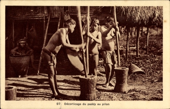 Ak Vietnam, Decorticage du paddy au pilon, Vietnamesinnen bei der Arbeit