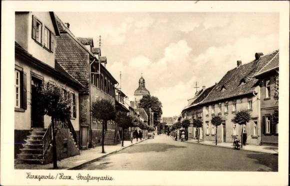 Ak Harzgerode im Harz, Straßenpartie, Kirchturm, Haus mit Freitreppe