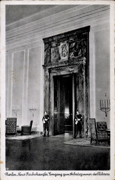 Postcard Berlin Mitte, New Reich Chancellery, entrance to the Führer's office, SS guard