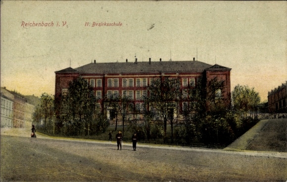 KP Reichenbach im Vogtland, dwupiętrowy budynek szkoły, drzewa, widok z ulicy, stara pocztówka