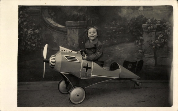 Foto Ak Junge im Militärflugzeug, Miniatur, Porträt